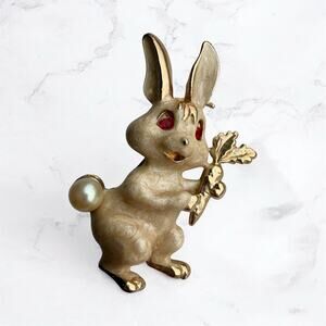 VTG Gold Tone Easer Bunny Rabbit Holding Carrot Brooch Holiday Jewelry